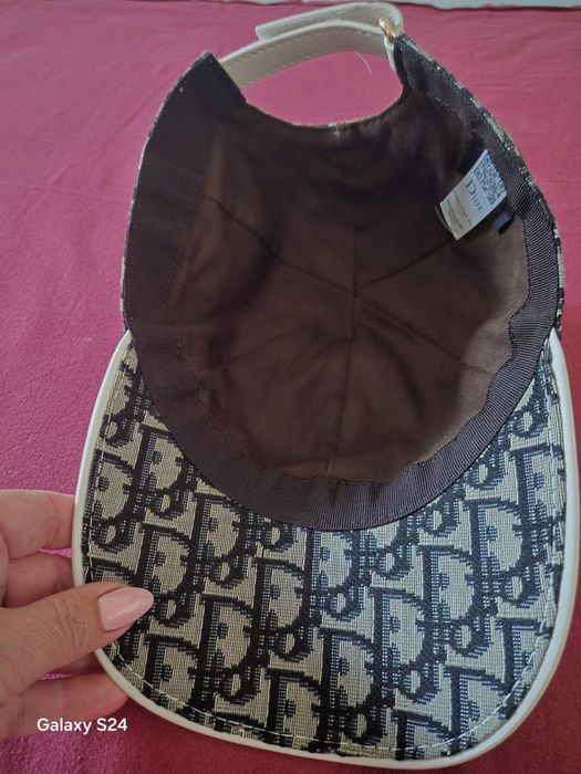 Шапка на Cristian Dior