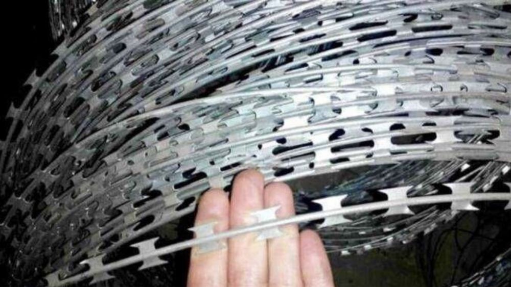 Колючая проволока и егоза наилучшая защита от несанкционированного