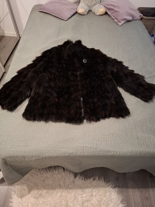 Haina blana de vizon măsoară din umăr pana jos 78 cm