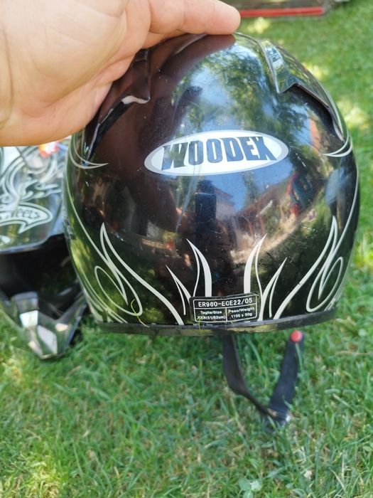 Vând căști moto ( Woodex; B-Square;Caberg). Enduro sau pentru scutere