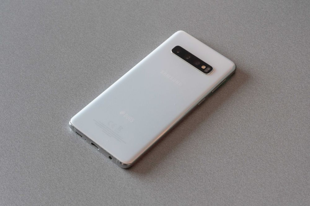 Телефон Samsung Galaxy S10