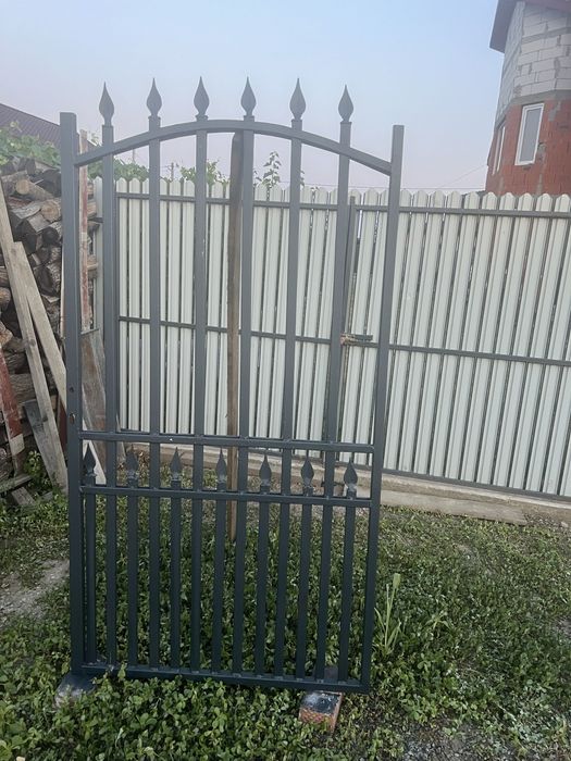 Set de porti pentru acces pietonal si auto