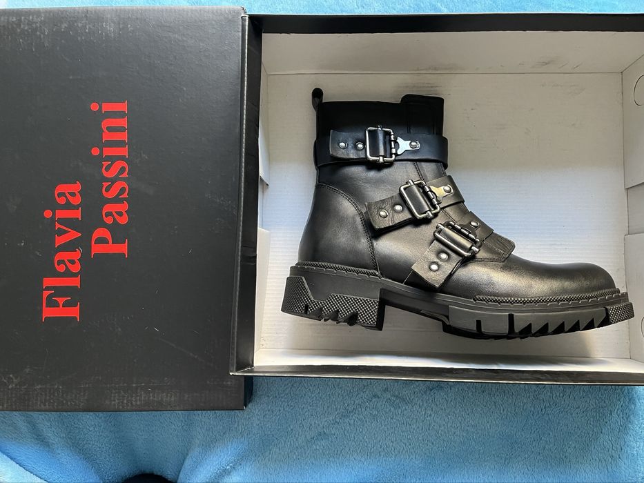 Ghete din piele negru