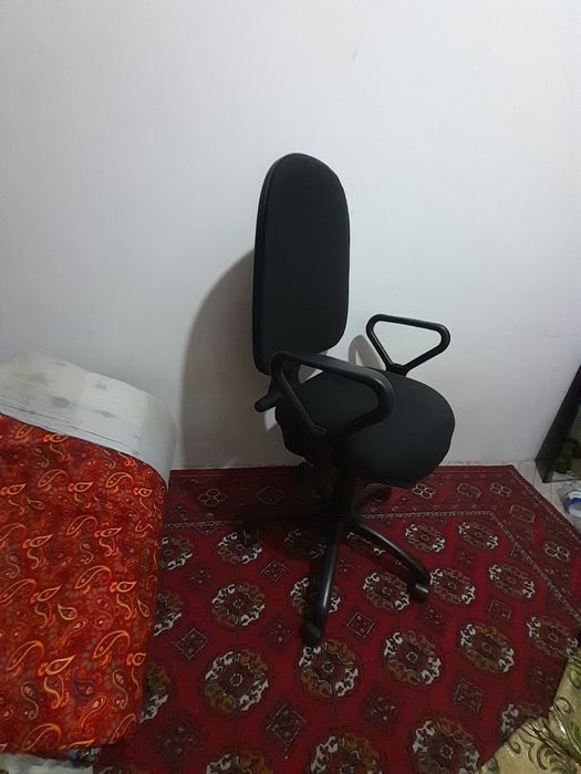 Продаются офисное кресло в рабочем состоянии.
