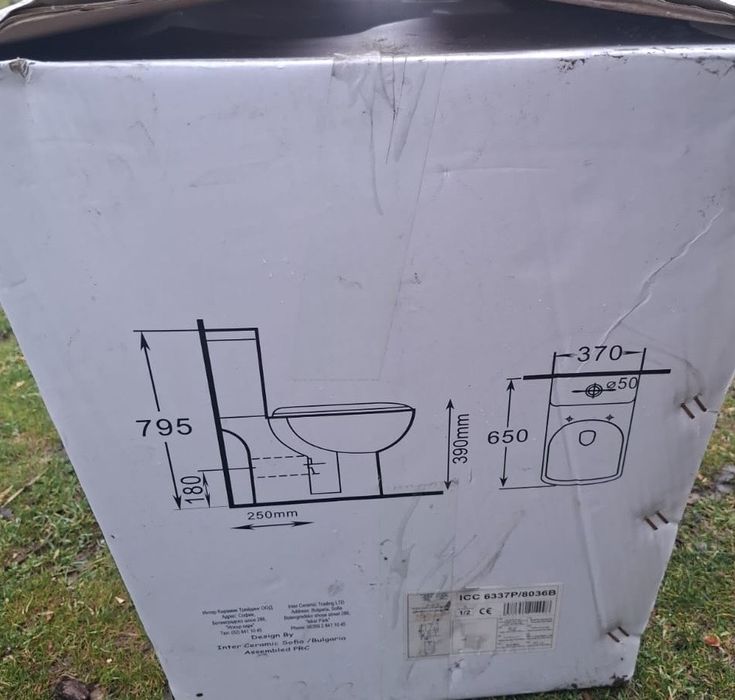 Тоалетна чиния с капак