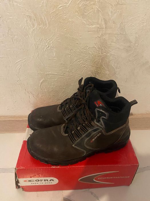 Спецботинка сатылады. 1-2 рет киілген. Жақсы күйде. Бағасы 4000 тг.