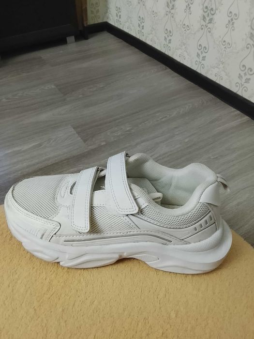 Кроссовки девичьи