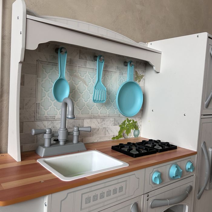 Продавам детска кухня на kidkraft