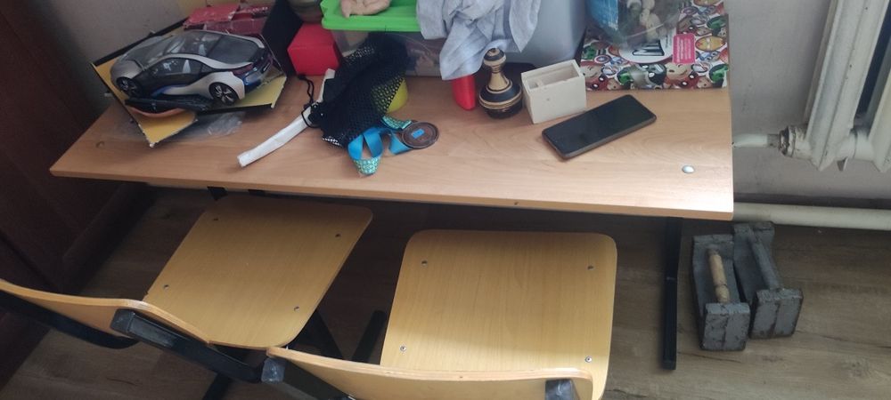 Продам парту с 2 стульями