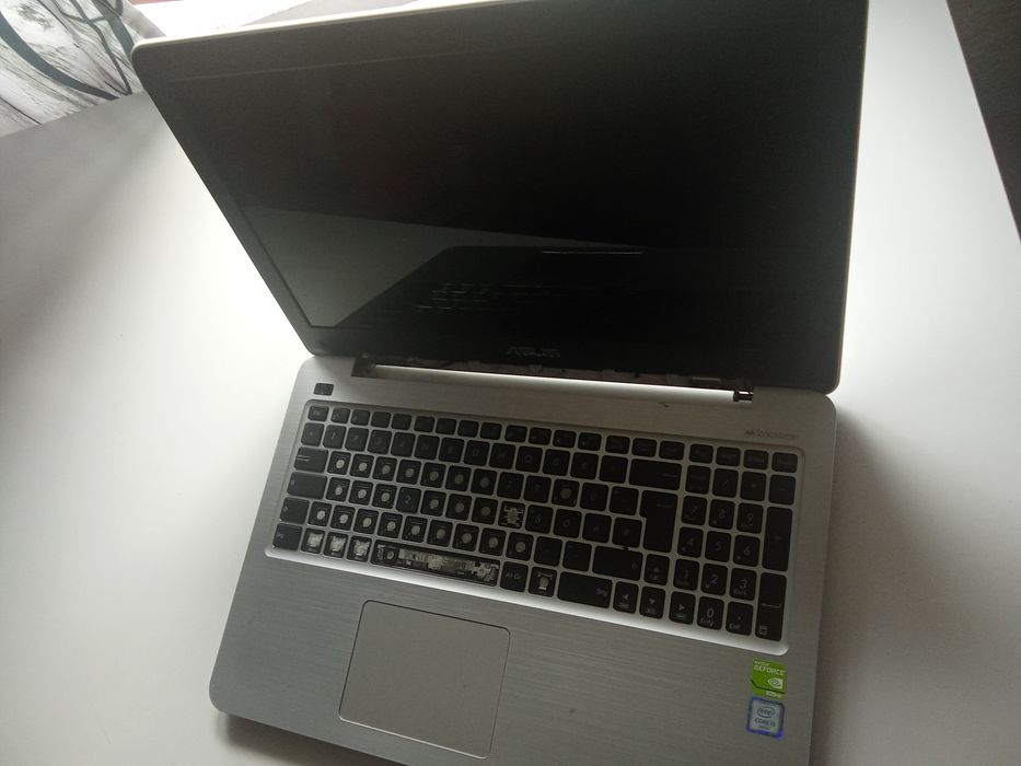 Vând laptop asus pentru piese