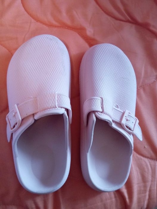 Продавам дамски чехли