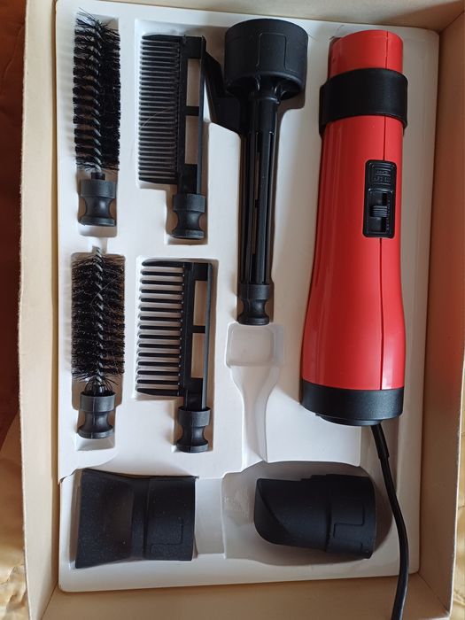 Сешоар-комплект с маша,четки и гребени за издухване