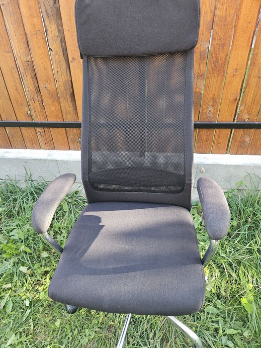 Scaun birou ergonomic cu tetieră, spătar mesh – negru, stare foarte bună