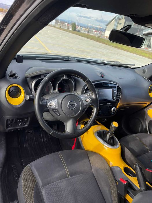 NISSAN JUKE 2014 Black and Yellow