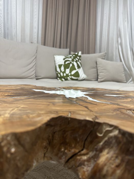 Холна маса от маслиново дърво и епоксидна смола – уникат