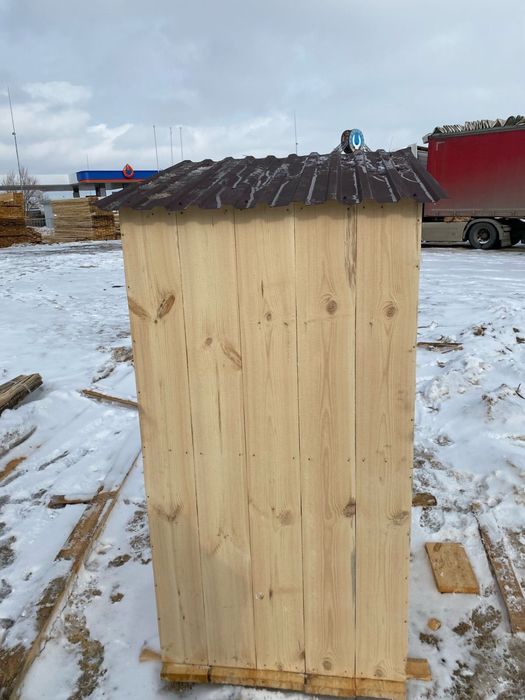 Уличный туалет деревянный и дачные