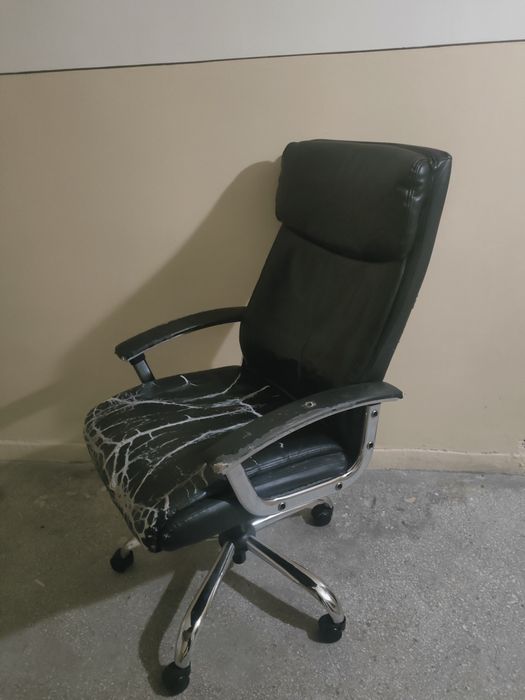 Donez scaun birou pt un copil cuminte .