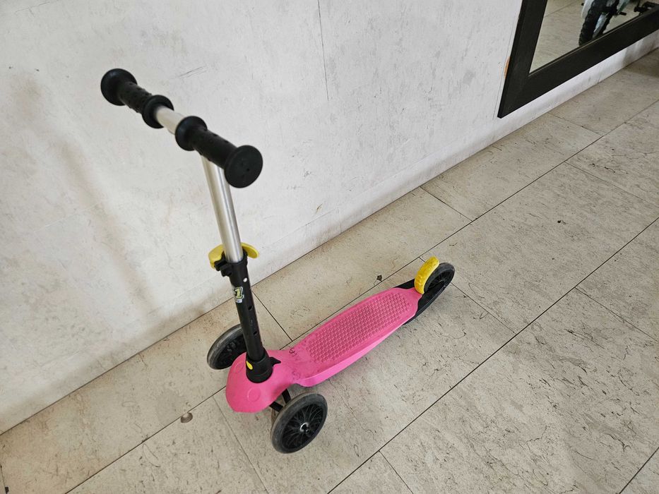 Детска тротинетка с три колела тип "Mini Micro". Цена: 25лв.