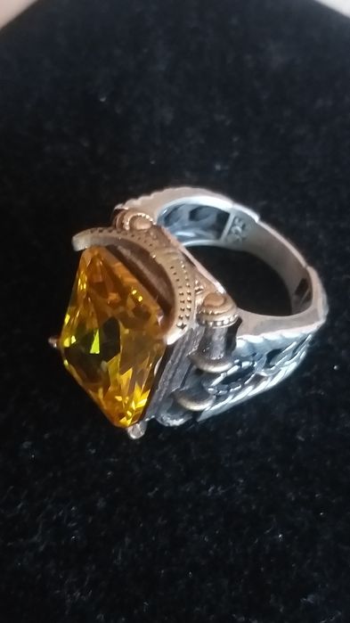 Vand o piesă de colecție cu citrin