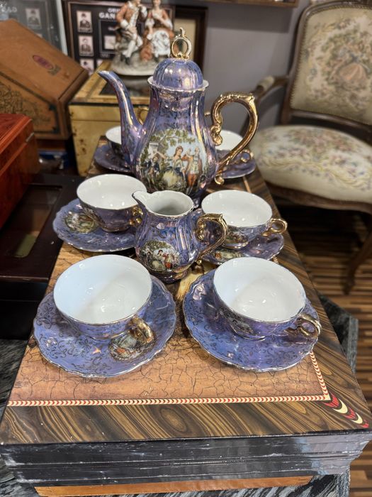 красив порцеланов сервиз за кафе