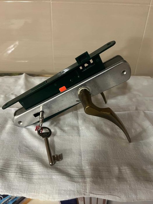 Секретна брава с дръжка