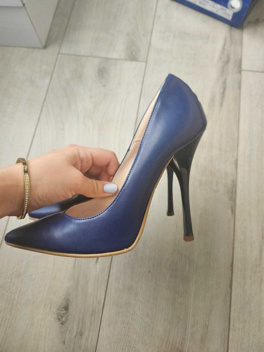 Обувки с висок ток в много добро състояние Лолита Милано