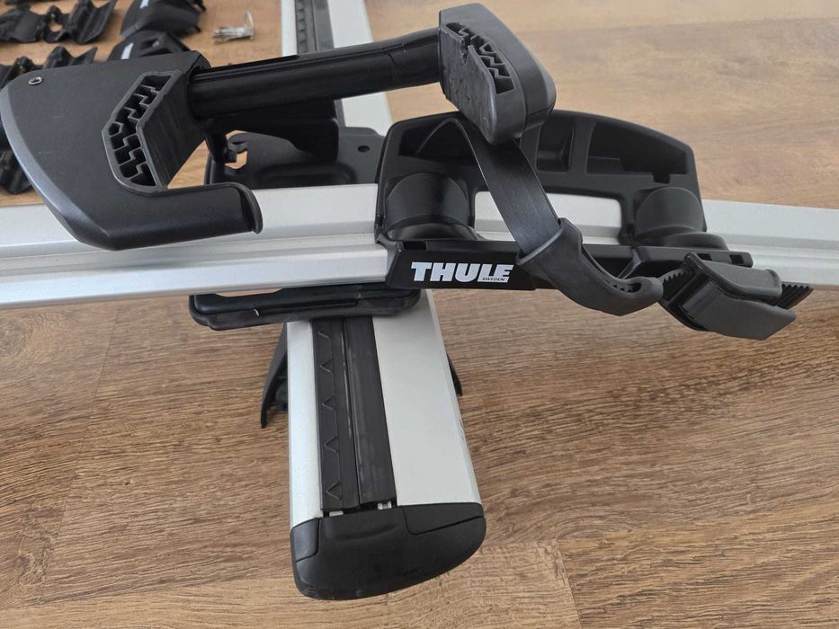 Vând două suporturi THULE pentru bicicletă împreună cu două bare transversale THULE de fixare pe automobil