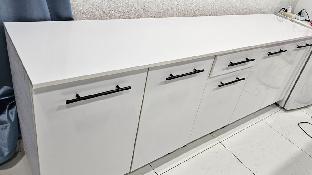 Медицинский шкаф. Акрил. Два кресла и круглый столик комплект