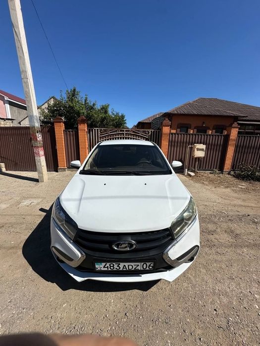 Lada X Ray (2017)