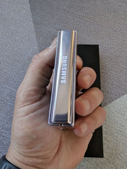 Samsung Galaxy Z Flip 5 5G- 512 GB