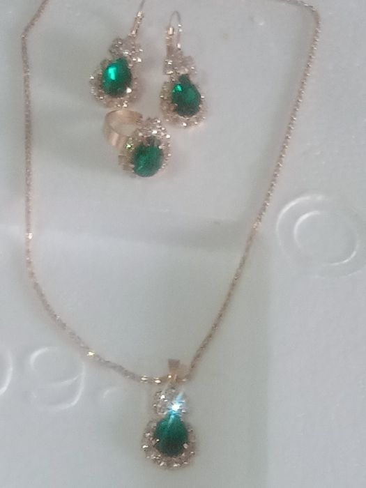 Продается комплект бижутерии. Колье , серьги , кольцо,