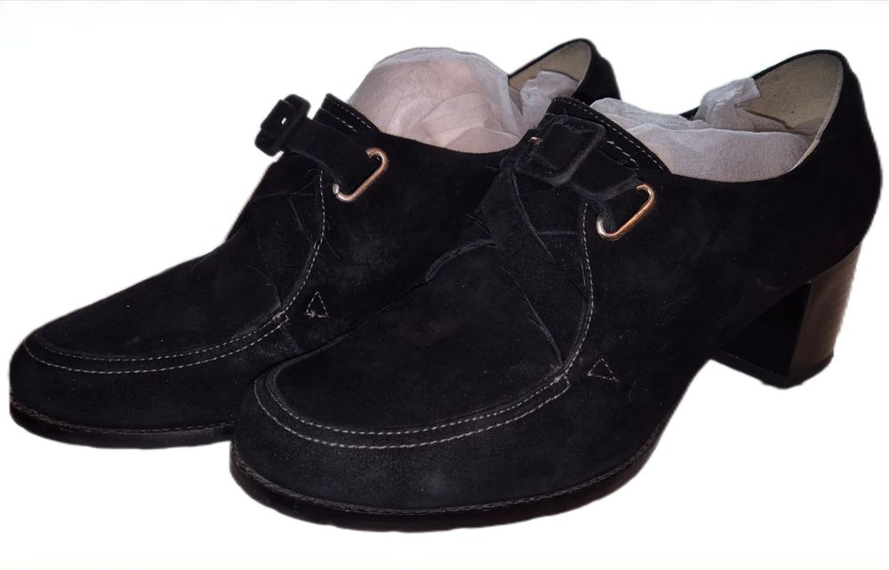 Закрытые замшевые туфли на каблуке