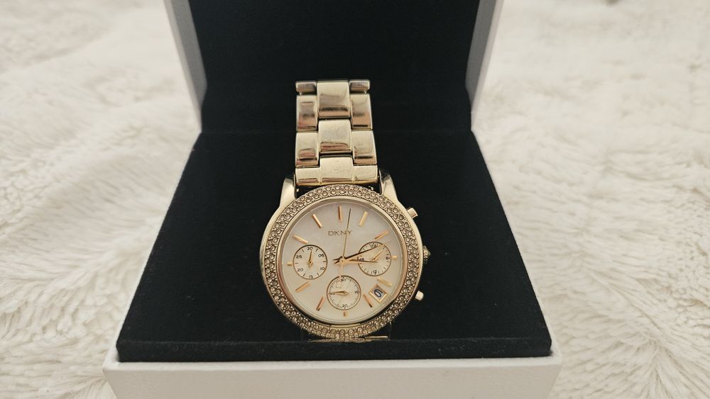 Ceas DKNY  dama
Carcasă din oțel inoxidabil. Ramă fixă ​​în