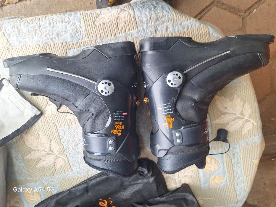 Обувки за ски със практична чанта