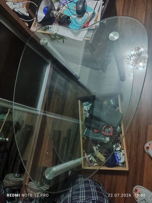 Продается стеклянный стол