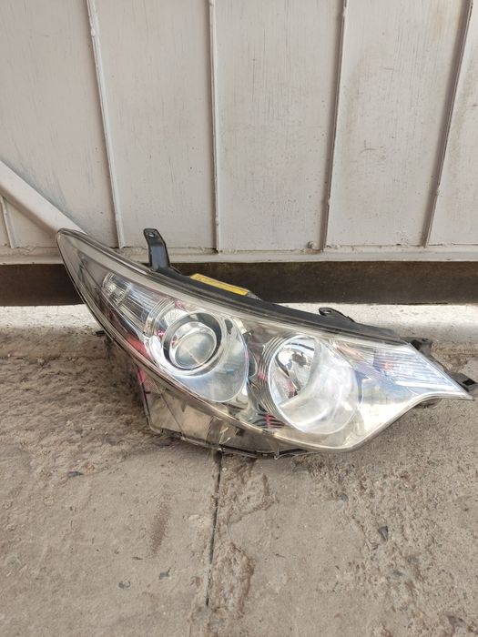 Фара Toyota Estima