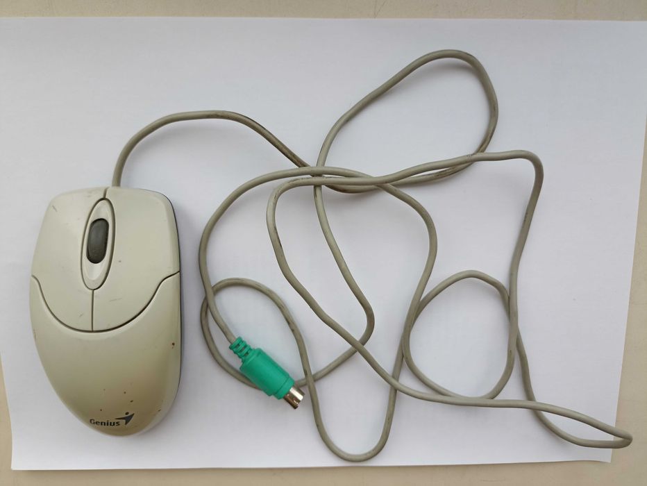 Старая компьютерная мышь Genius