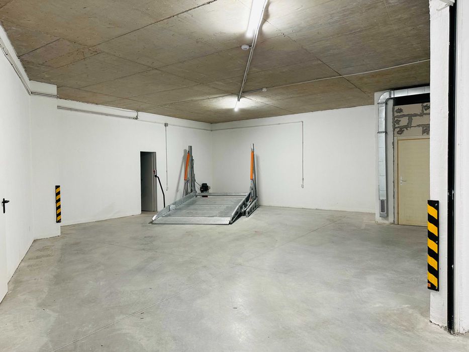 Дава се под наем Гараж / Паркомясто в Варна, Център - 37 кв.м за 159.12 € - Снимка #1