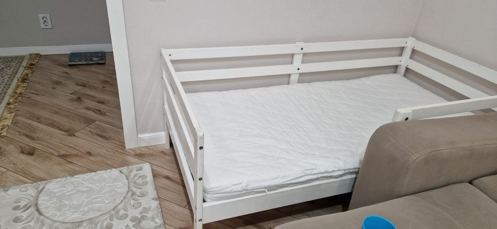 Продам детскую кровать с матрасом