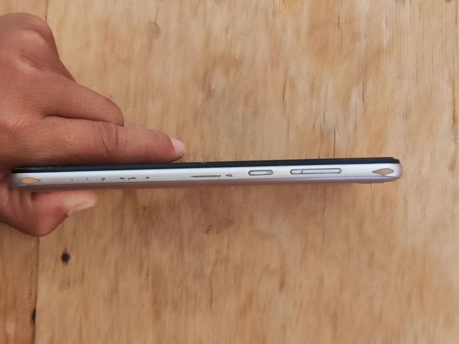 Honor 8s arzon ozgina chaqa chuqasi bor lekin zo'r ishlaydi