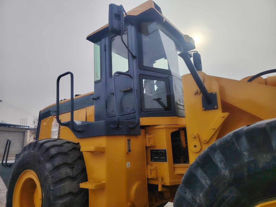 Продаю Фронтальный Погрузчик 2011 года состояние нормальное