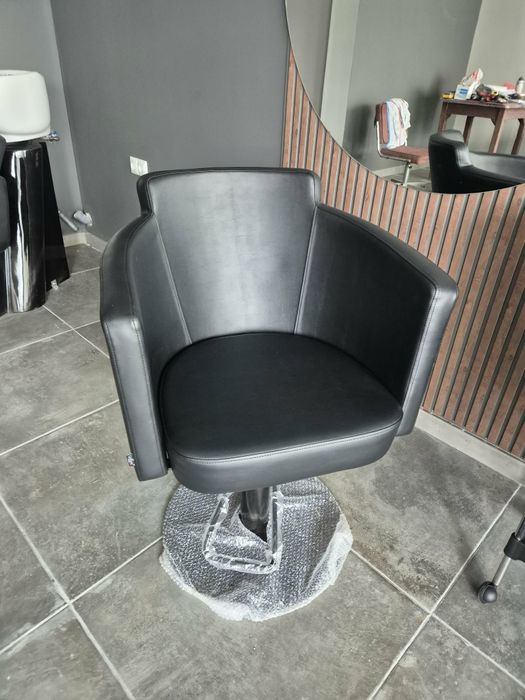 2 броя фризьорски столове
