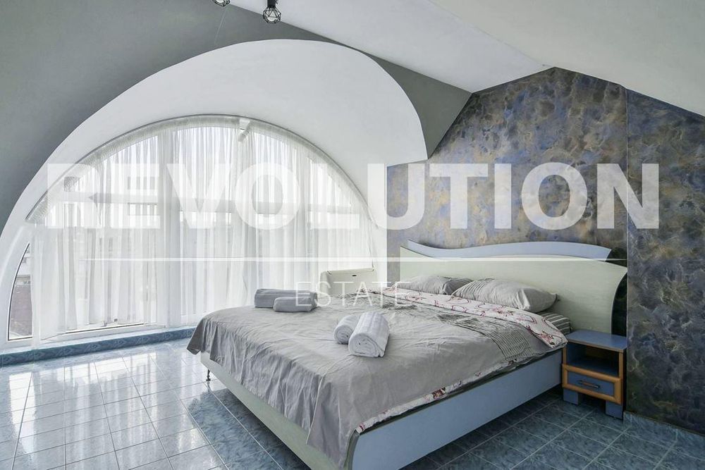 Дава се под наем Многостаен апартамент в Варна, Център - 180 кв.м за 1296.42 € - Снимка #2