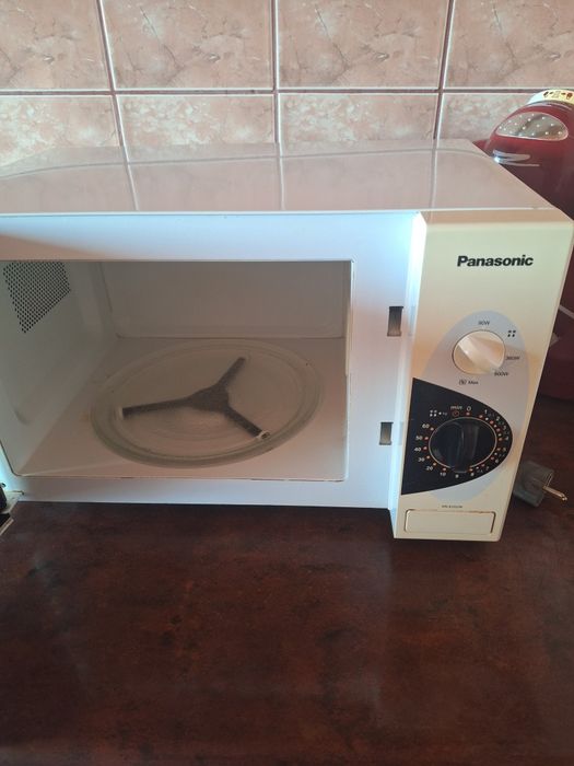 Cuptor cu  microunde in stare de functionare