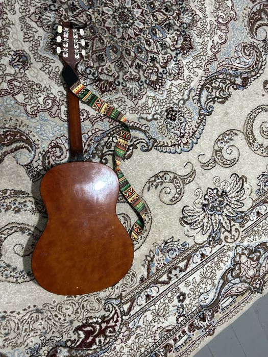 Гитара буушный ремень и каподастер есть.