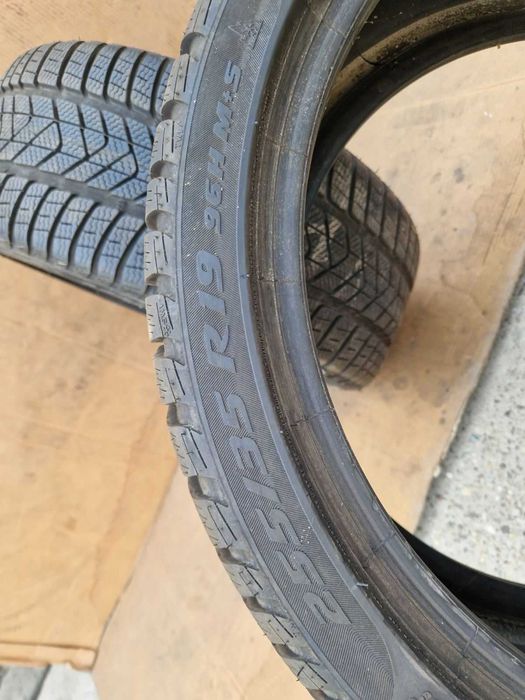 2 Pirelli R19 255/35 Зимни гуми  DOT3819