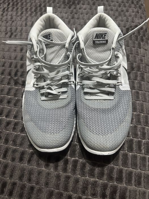 Vand doua perechi adidasi nike