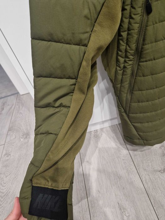 Мъжко яке Nike зелено М размер , но по скоро отговаря на L размер .