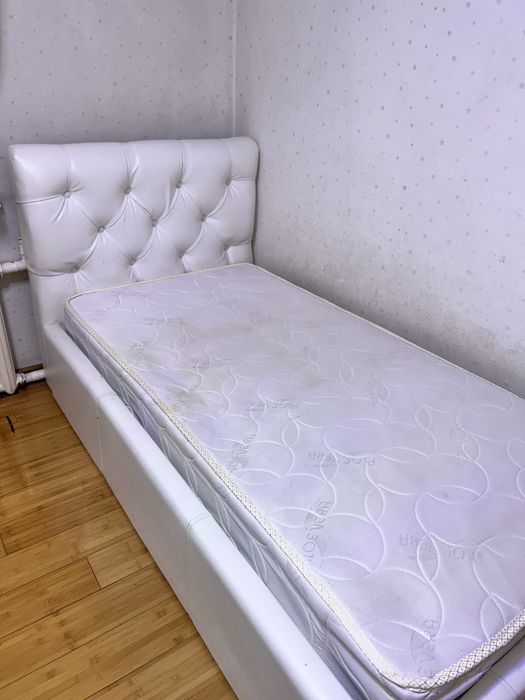 Продается односпальная  Кровать 90*200