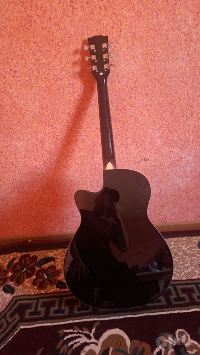 Srochni gitara sotiladi